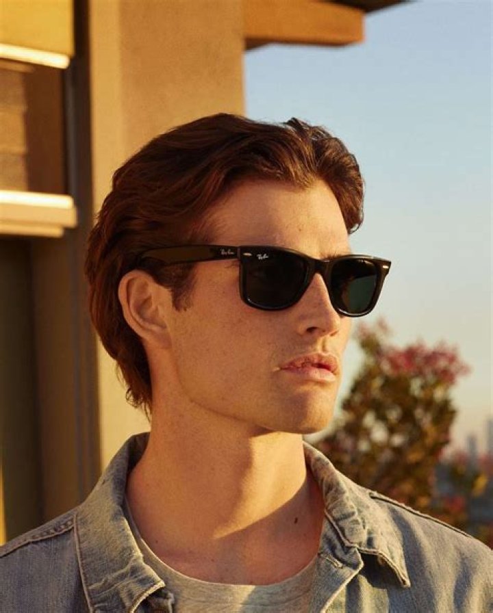 Are Wayfarer glasses still in style?