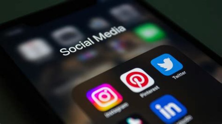Can you use social media icons on business cards?
