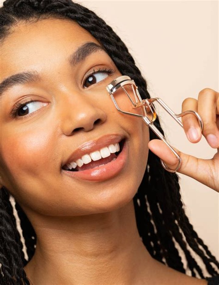 How do you use a Tweezerman eyelash curler?