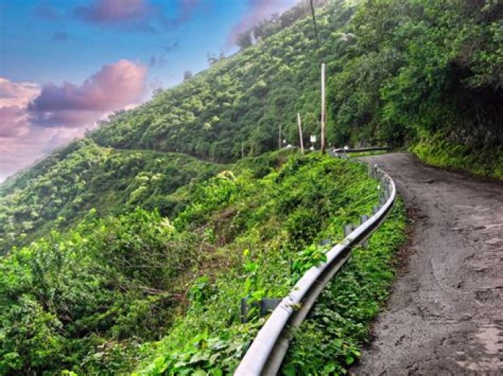 How steep is the road into Waipio Valley?
