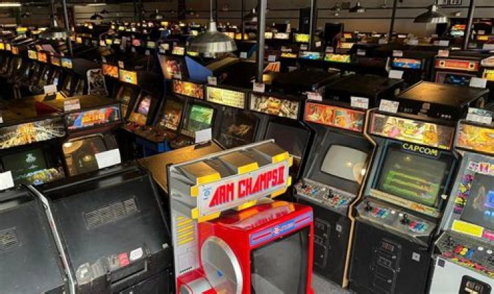 In which Chicago neighborhood can you play vintage video games at the largest arcade in the US?