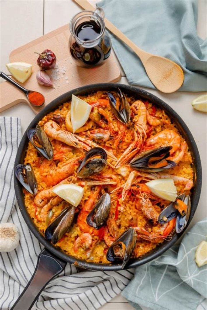 Is paella supposed to be wet or dry?
