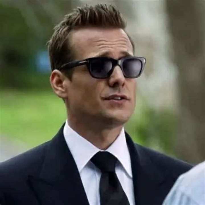 What brand sunglasses does Harvey Specter wear?