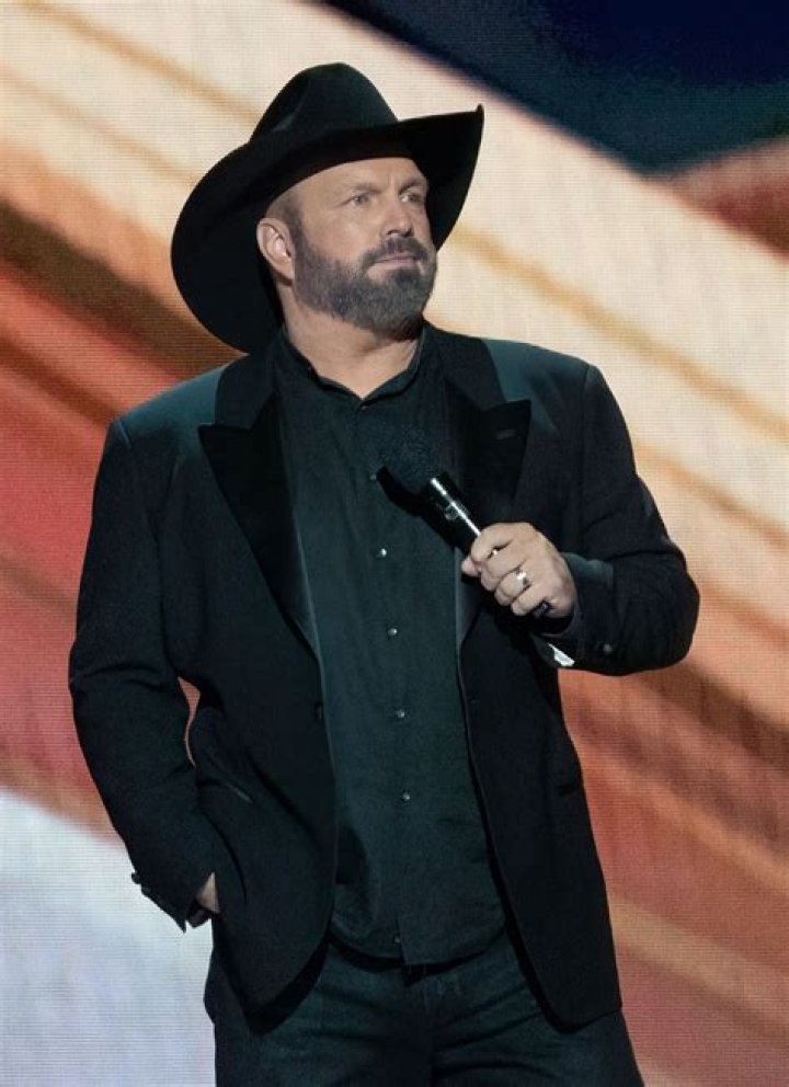What is Garth Brooks 2021 worth?
