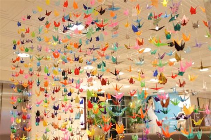 What is the meaning of 1000 origami cranes?