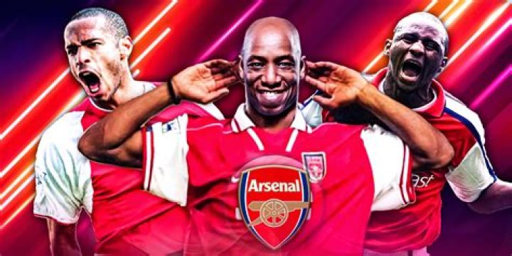 When did the Arsenal crest change?