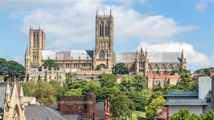 Which king is buried in Lincoln Cathedral?
