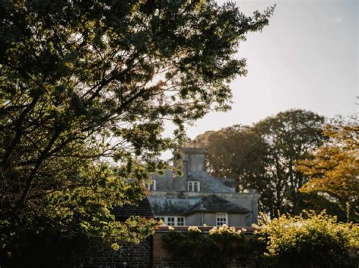 Who owns trewithen House Cornwall?